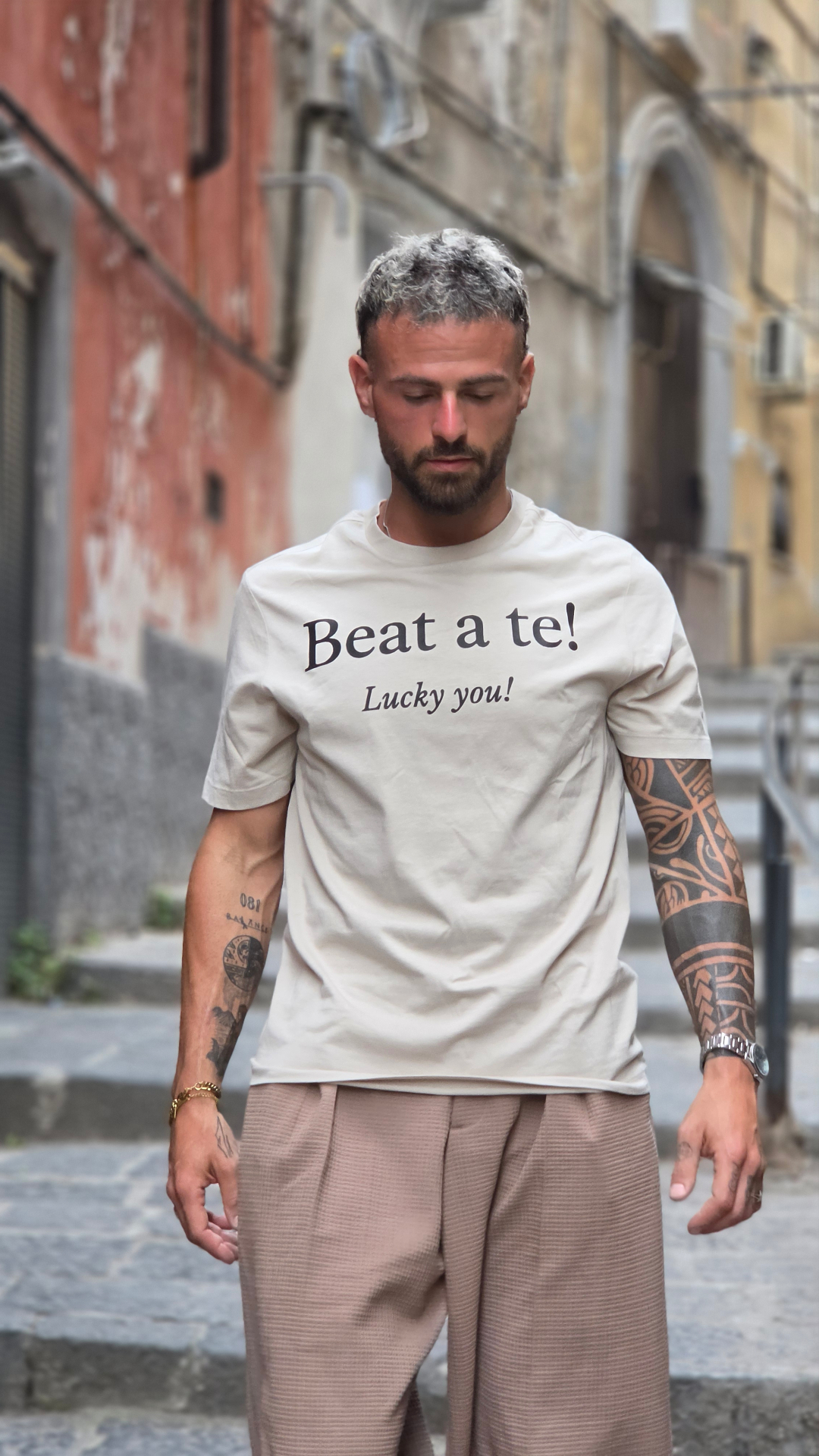 Tee beige Beat a te! Lucky you! — fronte