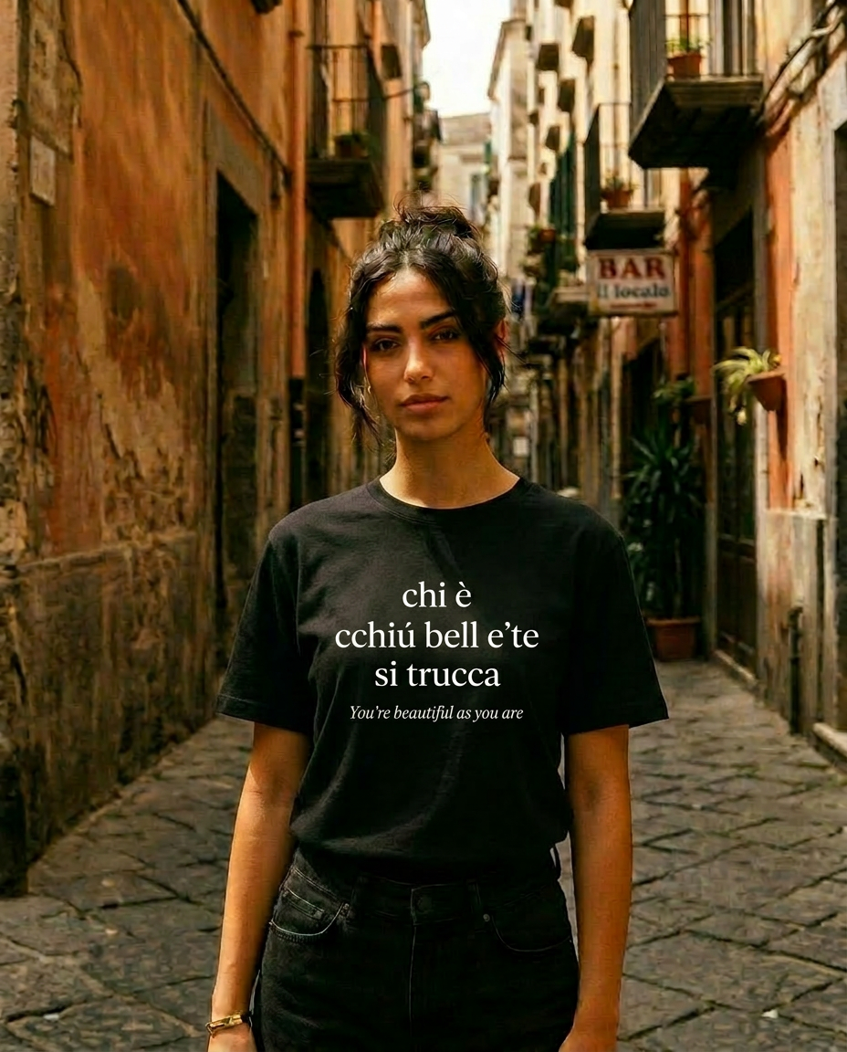 Modella di fronte — t-shirt 'Chi è cchiú bella e te se trucca'