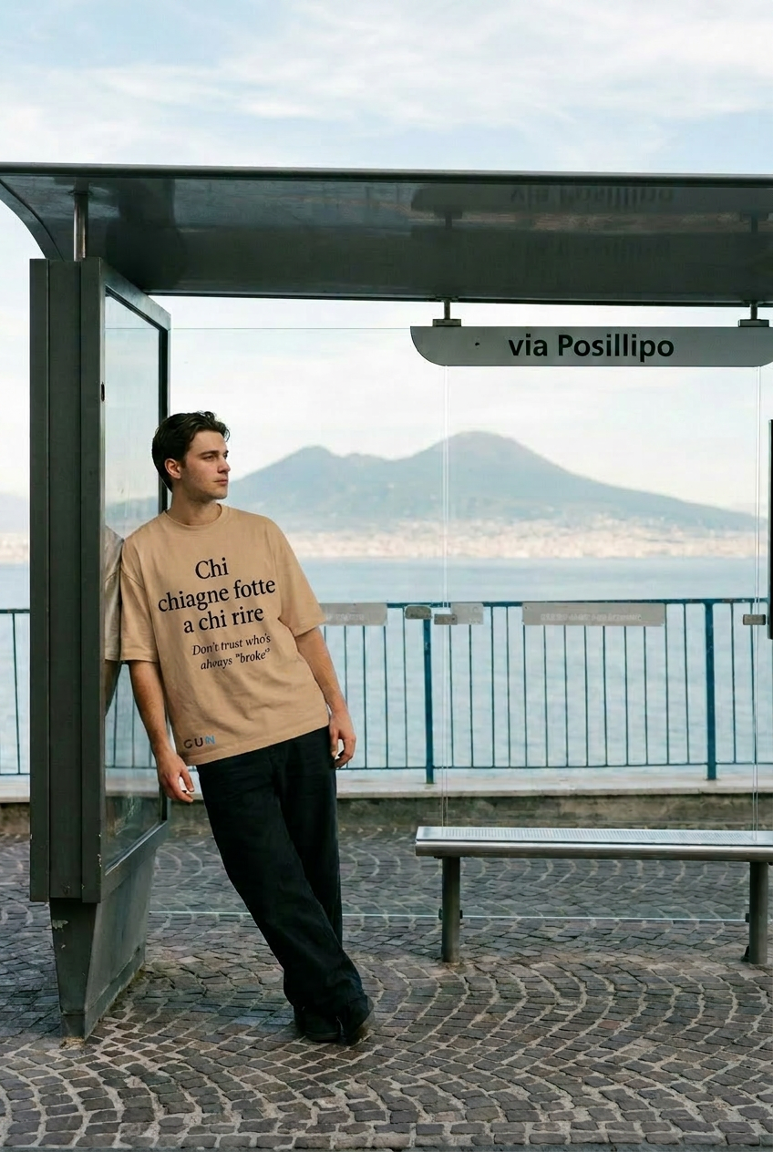 Modello sereno appoggiato alla fermata di Via Posillipo — tee Chi chiagne fotte a chi rire, fronte